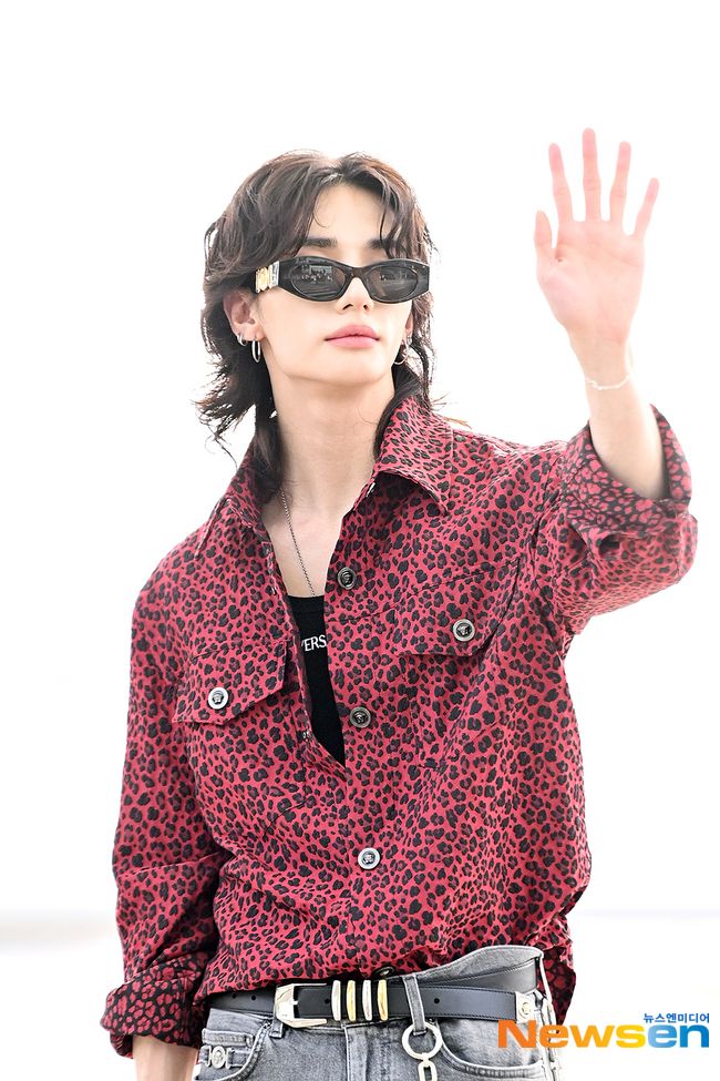 邪魅笑太勾魂！SKZ鉉辰「紅色豹紋＋慵懶捲毛」高調出發VERSACE米蘭大秀！-2