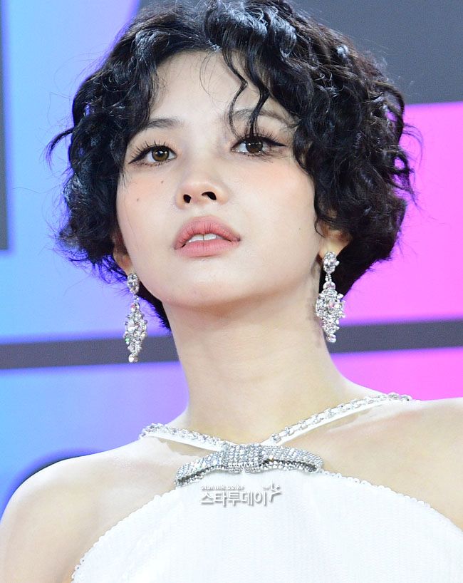 2024韓國MMA紅毯女神出爐！張員瑛、Karina性感全黑PK，舒華禮服上身胸前一片雪白、透露「新金主爸爸」？-18