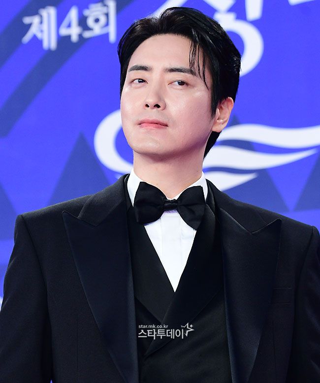 洗眼睛了！2025《青龍系列大獎》紅毯男神集合！朴寶劍、李濬榮雙王子降臨，狂比愛心可愛爆擊！-18
