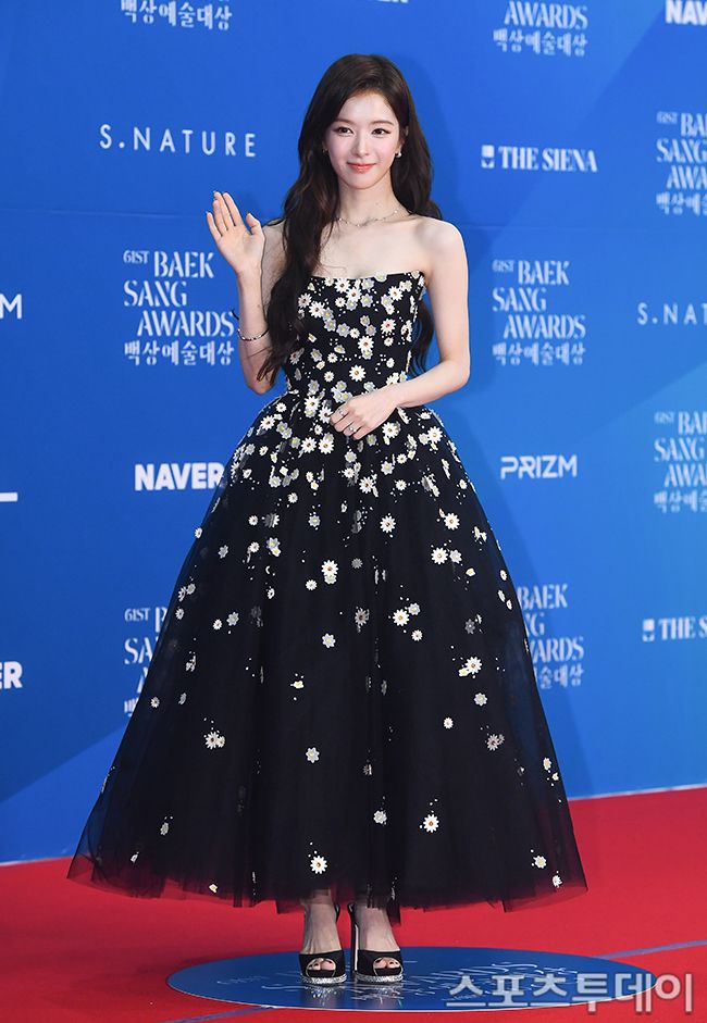 2025百想藝術大賞紅毯女神十美！IU化身古世紀千金、宋慧喬大展「喬氏鬆弛美」、盧正義被讚人間芭比，這位美到直播當機！-20