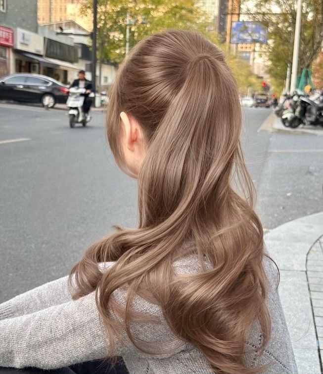 日本秋冬流行髮色速報！日髮型師提案「6大濾鏡系髮色」奶霧摩卡、冷光橄欖、法式栗棕...，染完氣質翻倍、溫柔又顯白！-12