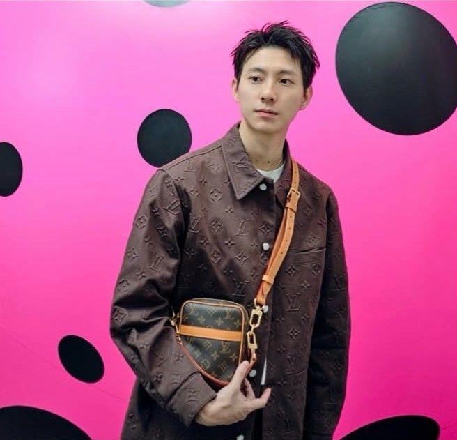 女生揹也好看！LV隱藏爆款男包「Danube老花斜背包」婁峻碩、彭千祐都揹了！-2