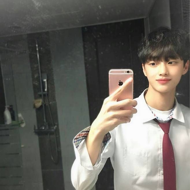 韓網評選「臉讚出身」男偶像！車銀優「母胎帥哥」根本零黑歷史，元彬高中舊照真的太帥，元祖臉讚是這位偶像-19