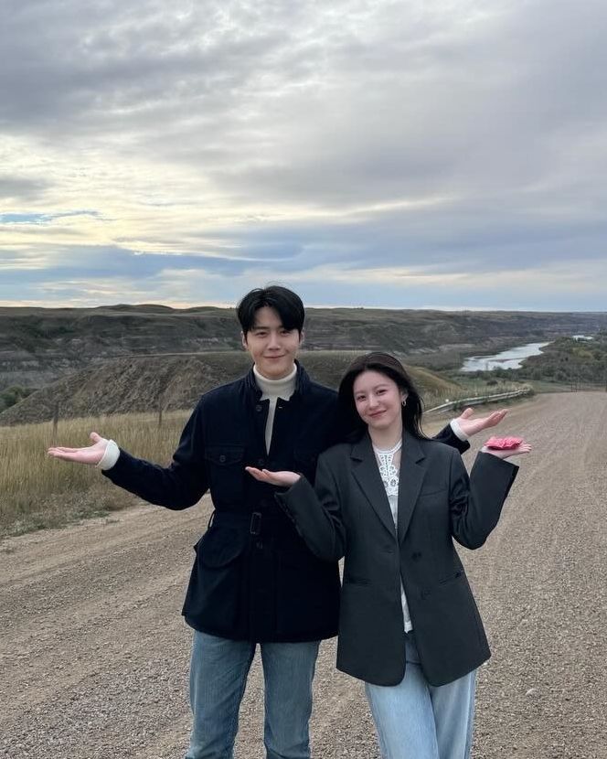 又被抓到有同款！《愛情怎麼翻譯？》金宣虎＆高允貞疑戴香奈兒情侶戒指，吊飾、包包、帽子多達7樣同款單品被挖出！-17