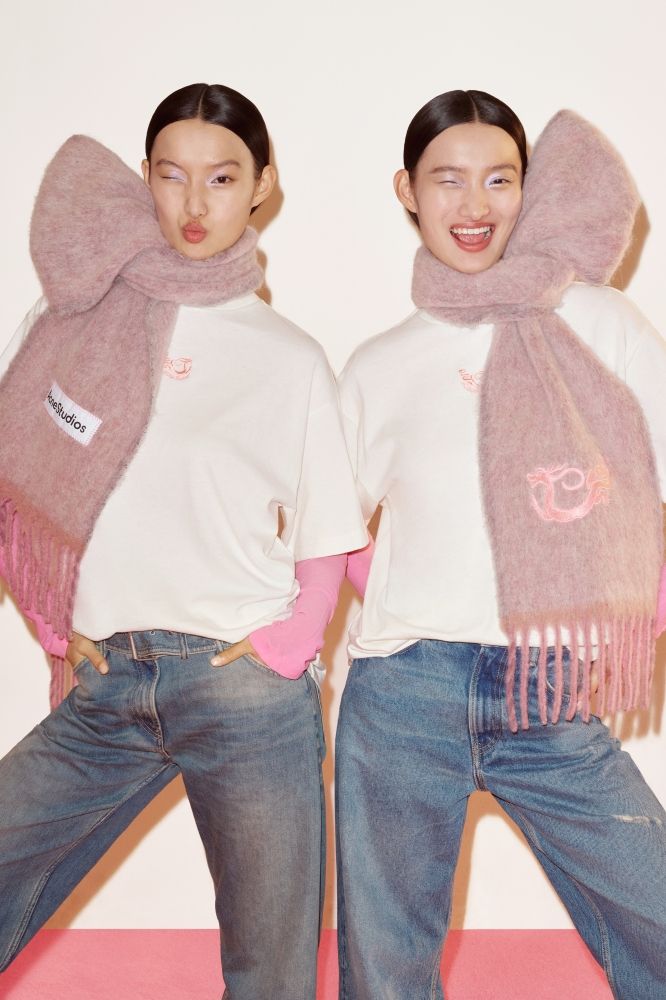 韓星都有這款圍巾！Acne Studios推出新春限定「粉嫩龍圍巾」連張員瑛都融化！-13