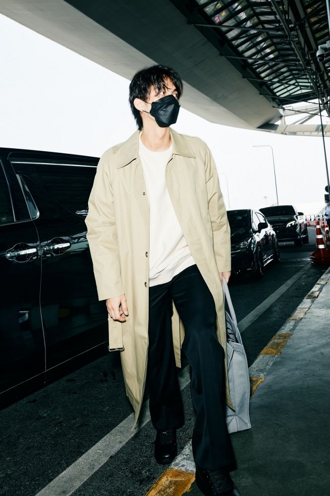 全智賢、湯唯雙女神機場比美！出發倫敦BURBERRY大秀「同款側背包」只要四萬多！-7