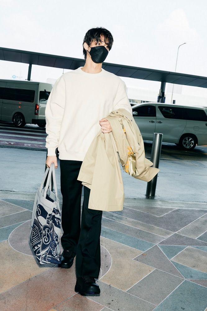 全智賢、湯唯雙女神機場比美！出發倫敦BURBERRY大秀「同款側背包」只要四萬多！-8