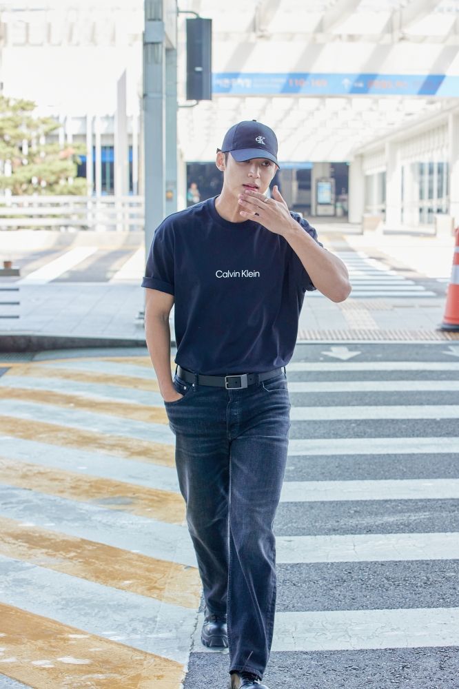 這男人太危險！SVT珉奎穿CK現身機場「流氓體格」57公分寬肩、壯臂完全藏不住！-1