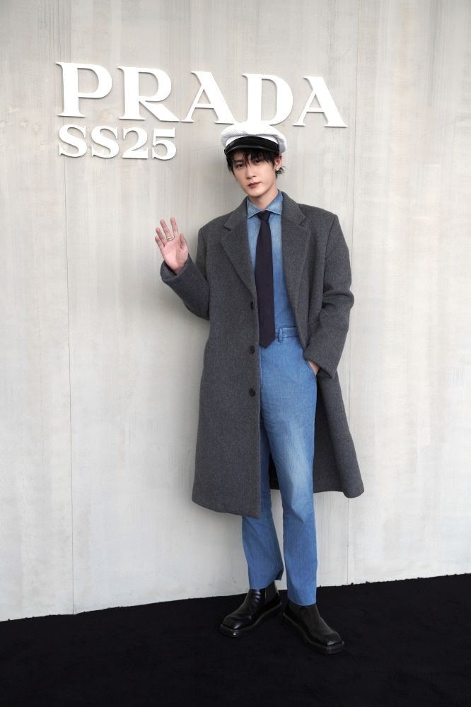 檀健次卯足全力營業！PRADA大秀「連換4套衣服」大長腿、側臉帥到撼動米蘭！-1