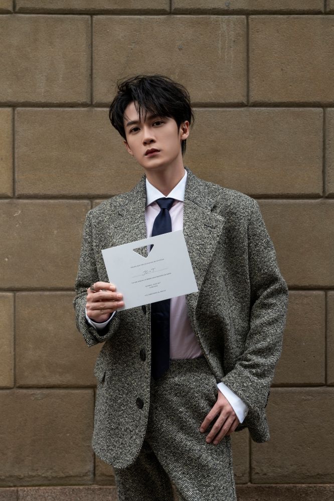檀健次卯足全力營業！PRADA大秀「連換4套衣服」大長腿、側臉帥到撼動米蘭！-9