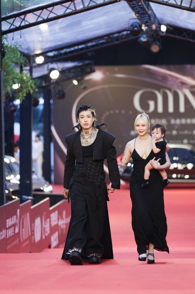 【金曲35】紅毯男神出爐！周興哲、ØZI深V大露胸肌，鳳小岳GUCCI套裝帥翻全場！-8