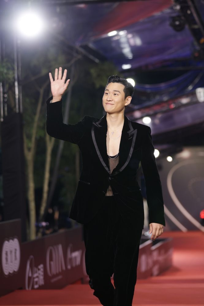 【金曲35】紅毯男神出爐！周興哲、ØZI深V大露胸肌，鳳小岳GUCCI套裝帥翻全場！-16