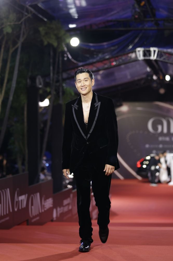 【金曲35】紅毯男神出爐！周興哲、ØZI深V大露胸肌，鳳小岳GUCCI套裝帥翻全場！-15