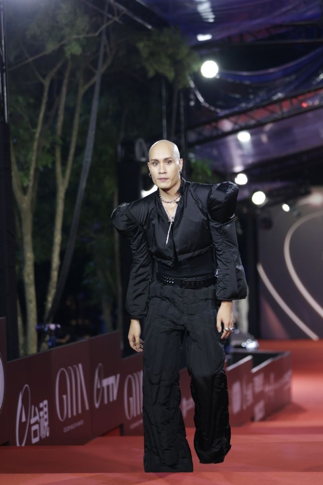 【金曲35】紅毯男神出爐！周興哲、ØZI深V大露胸肌，鳳小岳GUCCI套裝帥翻全場！-18