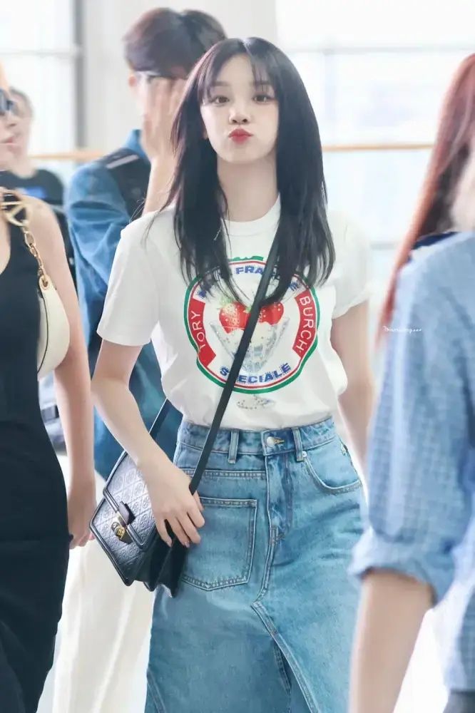 這是(G)I-DLE雨琦嗎？！AI美顏臉揹Tory Burch包、鉛筆腿細到看不見！-4