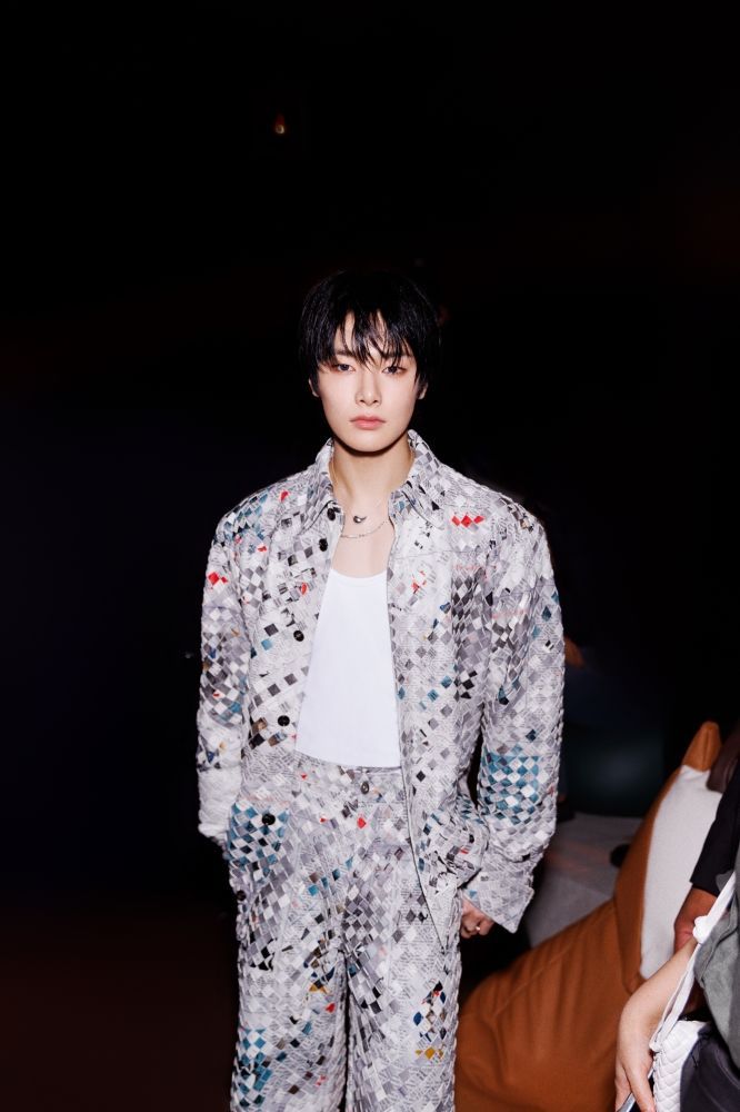 看完視力都變好了！2025春夏米蘭時裝周男神盤點！Hoshi、Jin流氓寛肩名場面回顧！-6