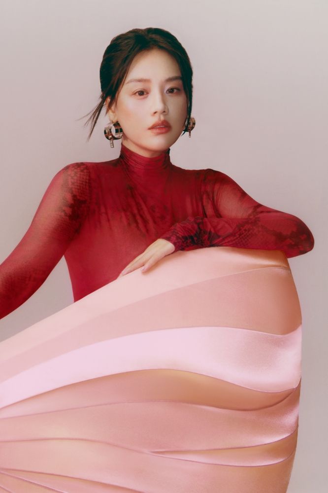 韓星愛牌Acne Studios必買新品出爐！開運紅色圍巾、保齡球包質感女生都買了！-3