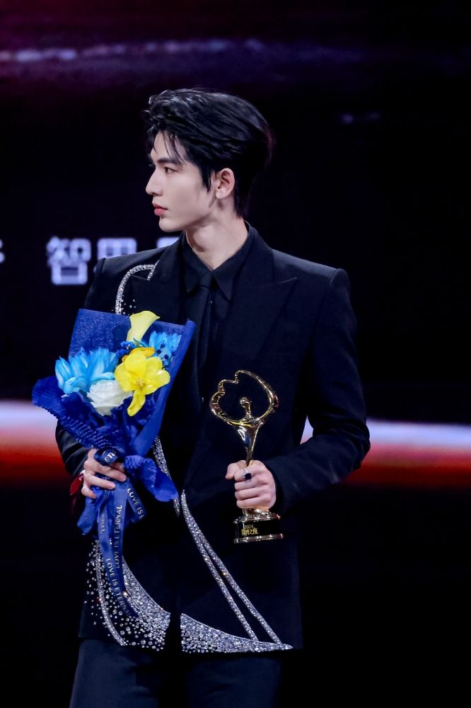 2024微博之夜3大男神！王鶴棣、張凌赫戰服都選BALMAIN，這畫面太好看！-4