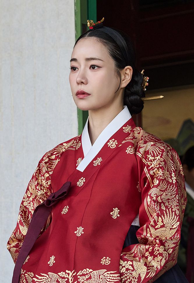 《我的王室死對頭》五大亮點！一開播就直衝Netflix收視冠軍，林智妍「朝鮮妖女」穿越現代與許楠儁組成「瘋批CP」！-5