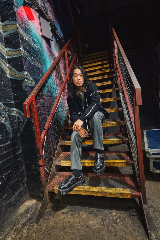韓星人腳一雙！Dr. Martens龍年「紅金」馬汀靴、樂福鞋，厚底輕鬆穿出鉛筆腿！-2