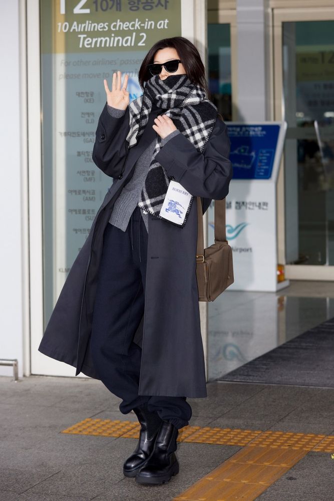 全智賢、湯唯雙女神機場比美！出發倫敦BURBERRY大秀「同款側背包」只要四萬多！-5