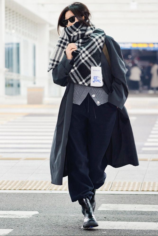 全智賢、湯唯雙女神機場比美！出發倫敦BURBERRY大秀「同款側背包」只要四萬多！-6