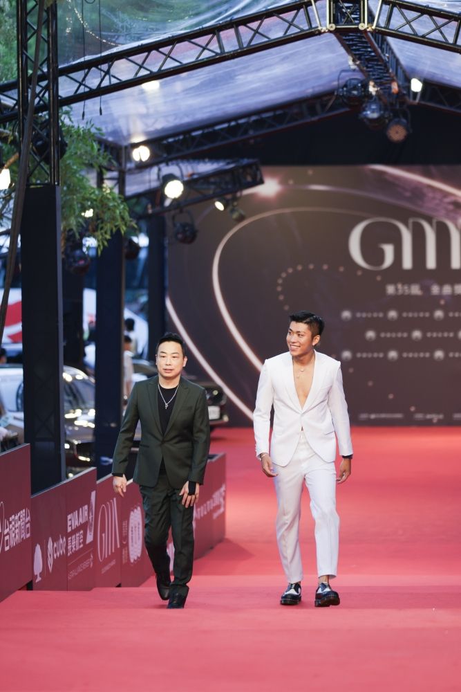 【金曲35】紅毯男神出爐！周興哲、ØZI深V大露胸肌，鳳小岳GUCCI套裝帥翻全場！-2