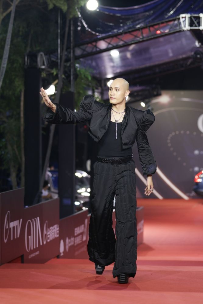 【金曲35】紅毯男神出爐！周興哲、ØZI深V大露胸肌，鳳小岳GUCCI套裝帥翻全場！-17