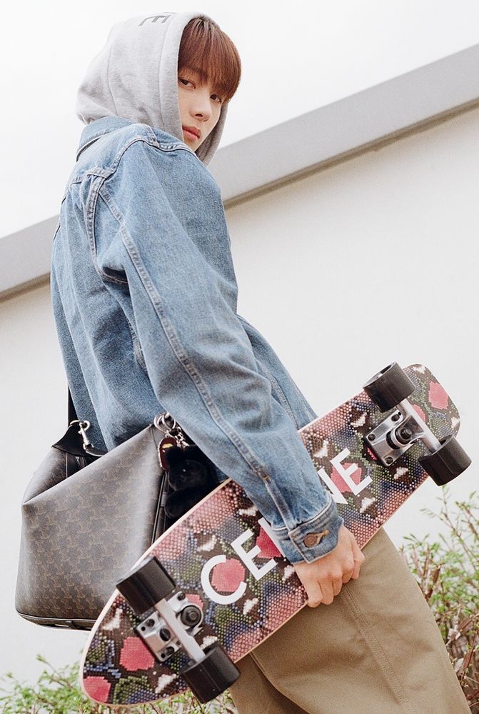 一票男神都揹！CELINE爆款「老花斜背包」朴寶劍、怪物新人男團TWS道勳都超愛！-11