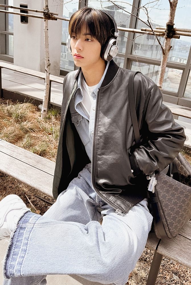 一票男神都揹！CELINE爆款「老花斜背包」朴寶劍、怪物新人男團TWS道勳都超愛！-12