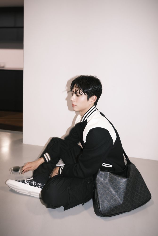 一票男神都揹！CELINE爆款「老花斜背包」朴寶劍、怪物新人男團TWS道勳都超愛！-7