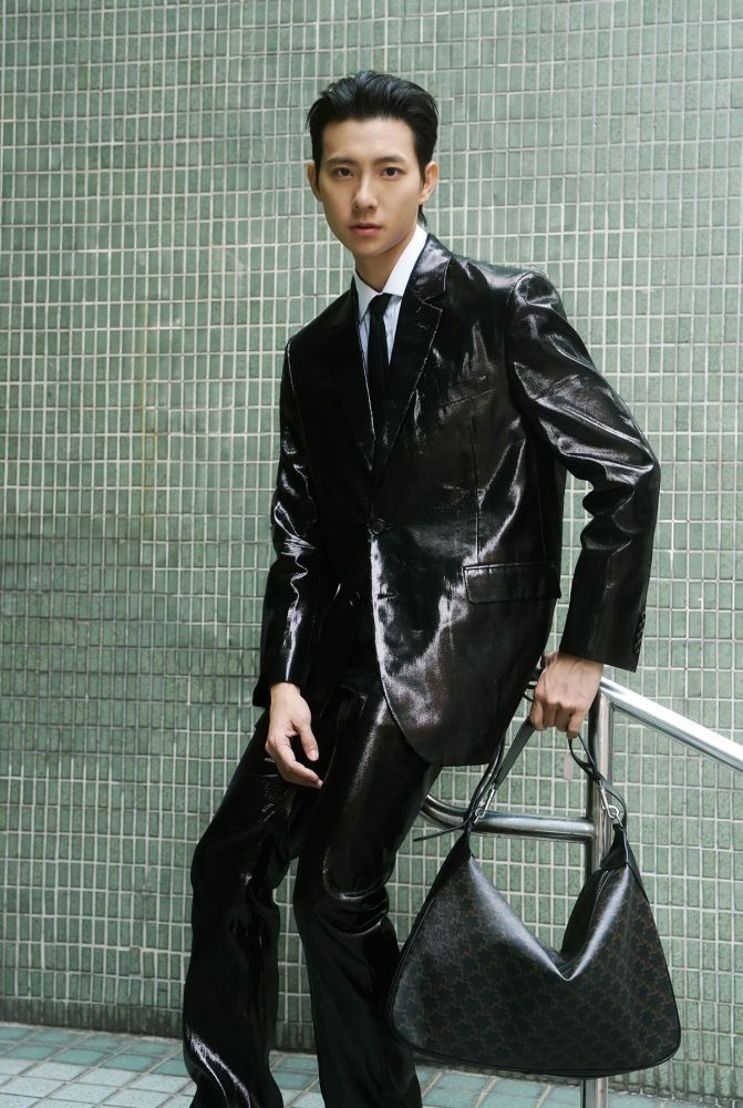 一票男神都揹！CELINE爆款「老花斜背包」朴寶劍、怪物新人男團TWS道勳都超愛！-13