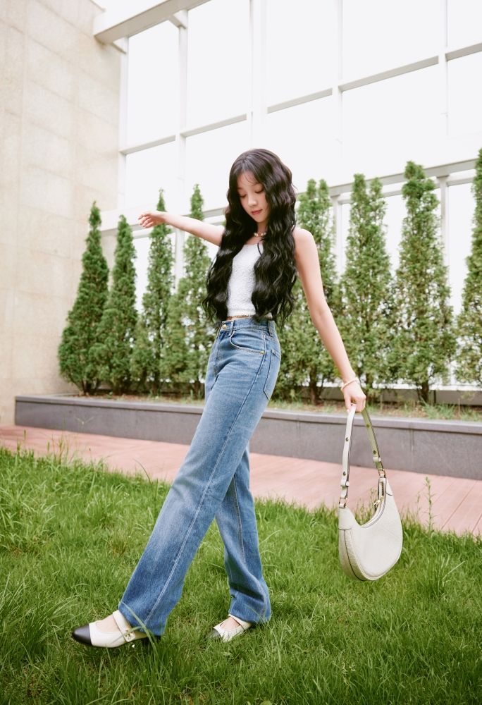 這是(G)I-DLE雨琦嗎？！AI美顏臉揹Tory Burch包、鉛筆腿細到看不見！-8