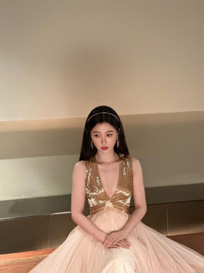 生圖美到誇張！2024微博之夜趙露思、田曦薇「第一美胸」超有料身材登熱搜！-12