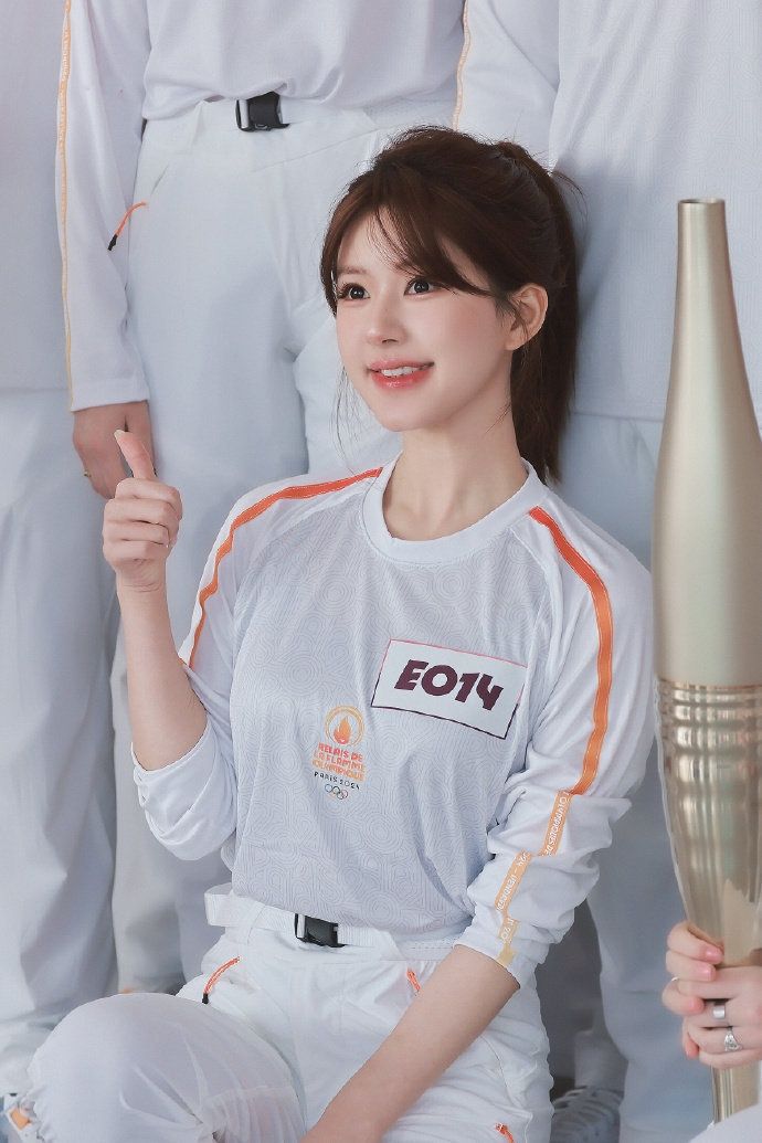 趙露思2024巴黎奧運火炬手造型曝光！甜美充滿活力形象火速登奧運官方社群引全球討論！-8