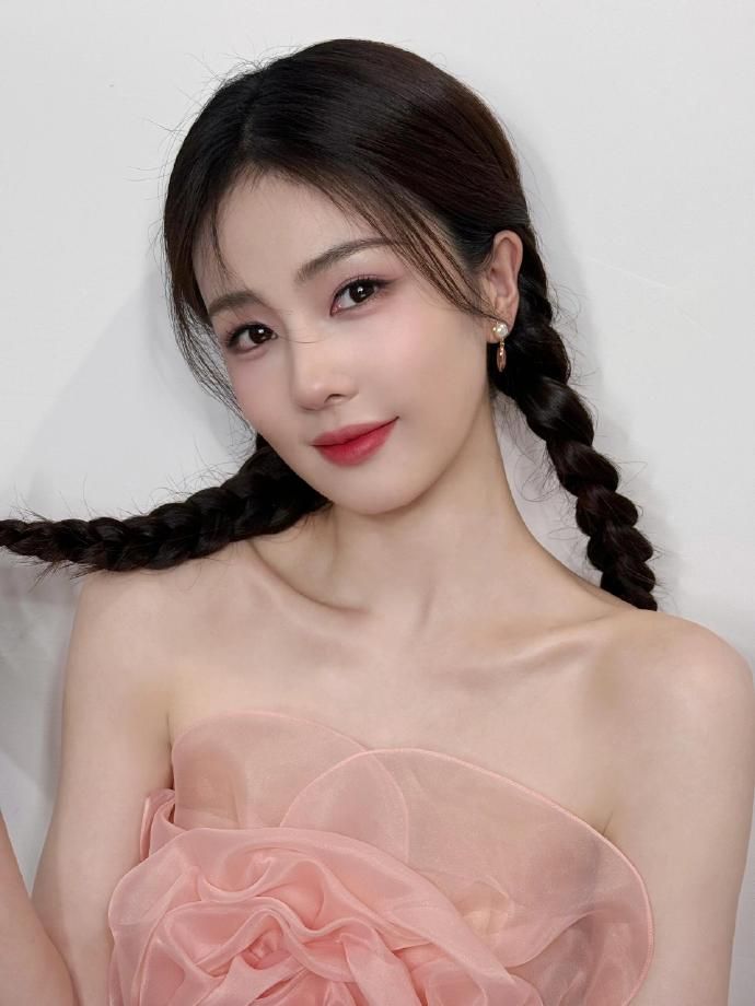 金主爸爸都愛她！白鹿歷年美妝代言盤點，被封品牌忠誠度最高陸劇小花、躍升陸娛代言費前十大藝人！-2
