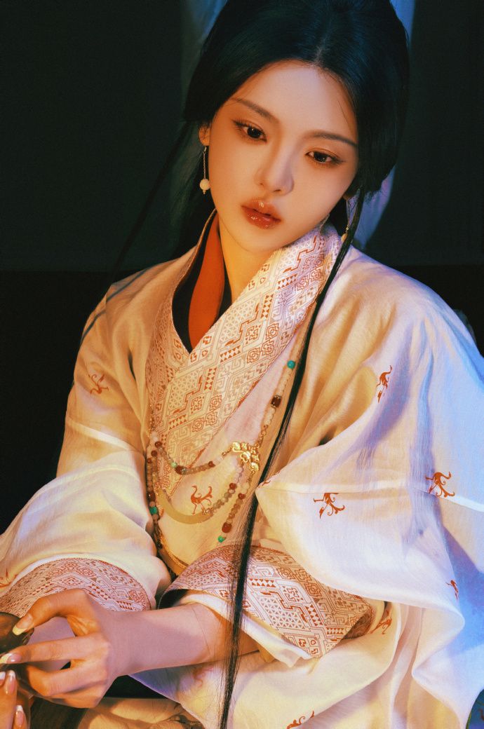 陸劇《墨雨雲間》神顏團女星盤點！吳謹言、楊超越古裝扮相唯美破碎，從小美到大15歲童星艾米、美到上熱搜！-6