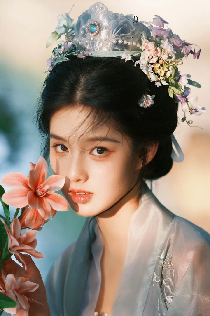 陸劇《墨雨雲間》神顏團女星盤點！吳謹言、楊超越古裝扮相唯美破碎，從小美到大15歲童星艾米、美到上熱搜！-14