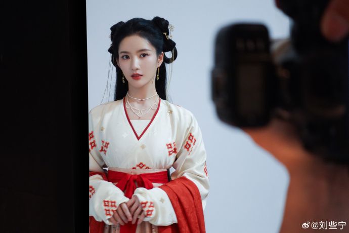 陸劇《墨雨雲間》神顏團女星盤點！吳謹言、楊超越古裝扮相唯美破碎，從小美到大15歲童星艾米、美到上熱搜！-16