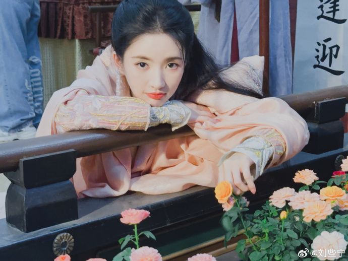 陸劇《墨雨雲間》神顏團女星盤點！吳謹言、楊超越古裝扮相唯美破碎，從小美到大15歲童星艾米、美到上熱搜！-17