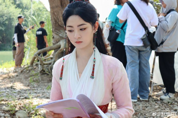 陸劇《墨雨雲間》神顏團女星盤點！吳謹言、楊超越古裝扮相唯美破碎，從小美到大15歲童星艾米、美到上熱搜！-19