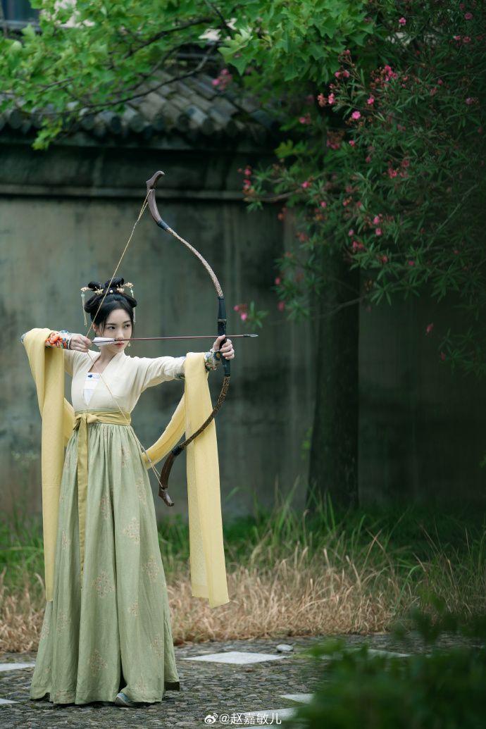 陸劇《墨雨雲間》神顏團女星盤點！吳謹言、楊超越古裝扮相唯美破碎，從小美到大15歲童星艾米、美到上熱搜！-22