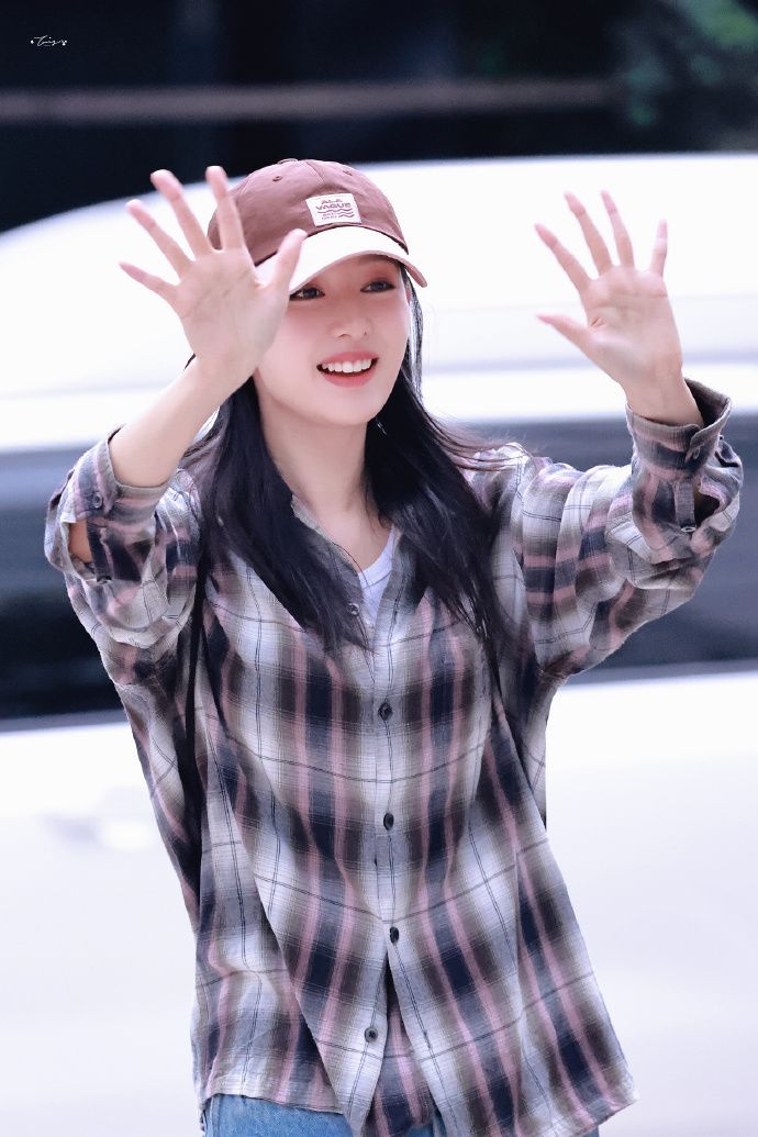 《淚之女王》金秀賢、金智媛真的熱戀中？被網友抓包連穿2套情侶裝！隔空發糖堪稱最強售後！-4