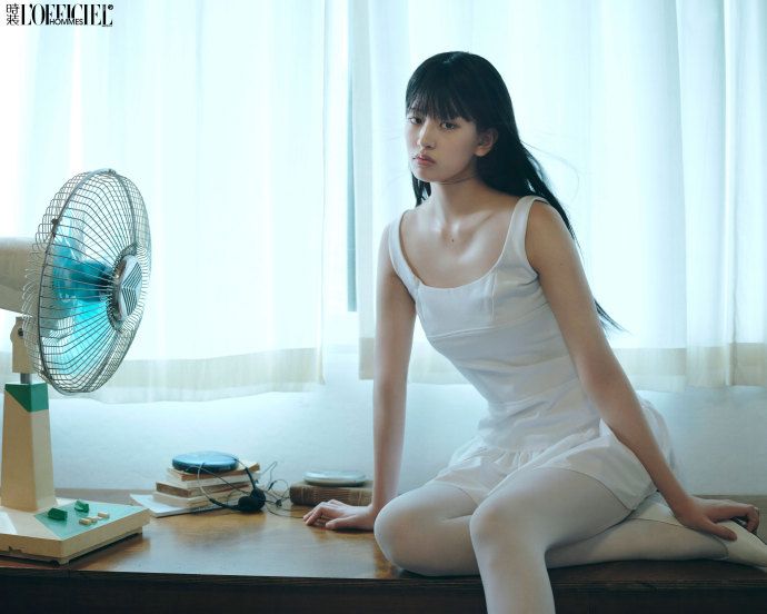 張員瑛身材又更進化了？！不科學比例「白色洋裝」是這件！竟然和安狗狗偷穿情侶款啦！-2
