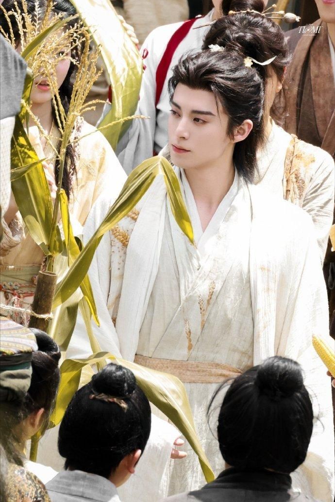 網評近兩年6位「硬帥上桌」的古裝陸劇男神！敖瑞鵬、張凌赫人氣飆升，王鶴棣白衣造型獲封顏霸天花板！-13