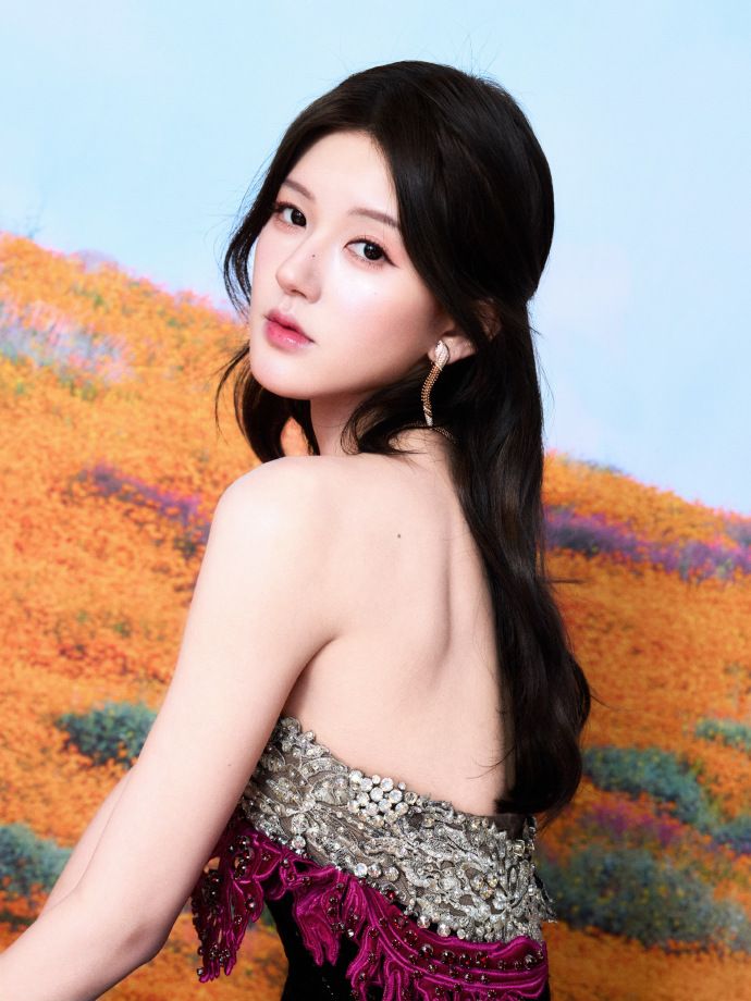 2025騰訊星光大賞紅毯妝容被嫌太過？「年度影響力藝人」趙露思不內耗回應：自己畫的妝、小心機藏其中！-8