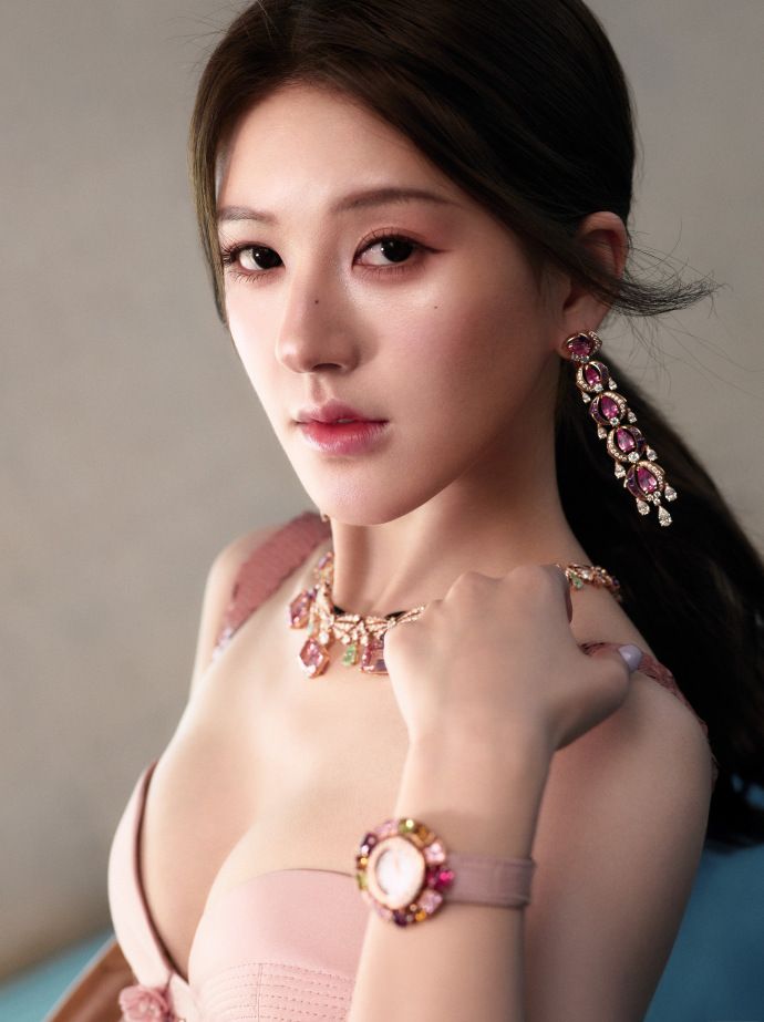 2025騰訊星光大賞紅毯妝容被嫌太過？「年度影響力藝人」趙露思不內耗回應：自己畫的妝、小心機藏其中！-7