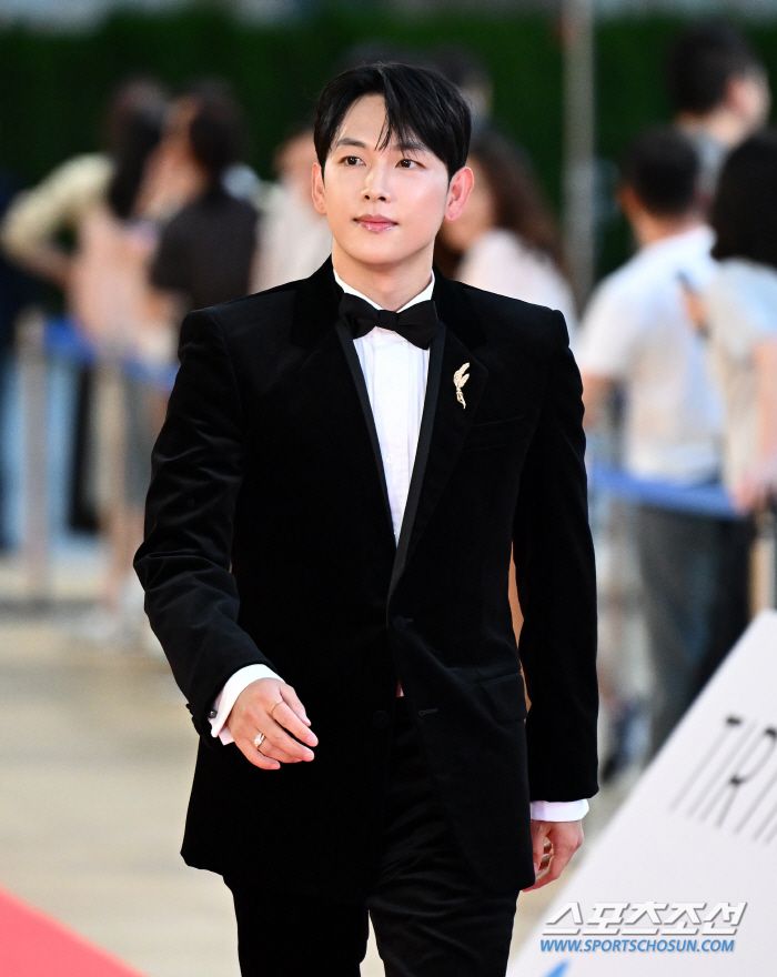 2024《青龍系列大獎》紅毯男神降臨！李正河、任時完可愛爆擊，柳俊烈也來了？！-10