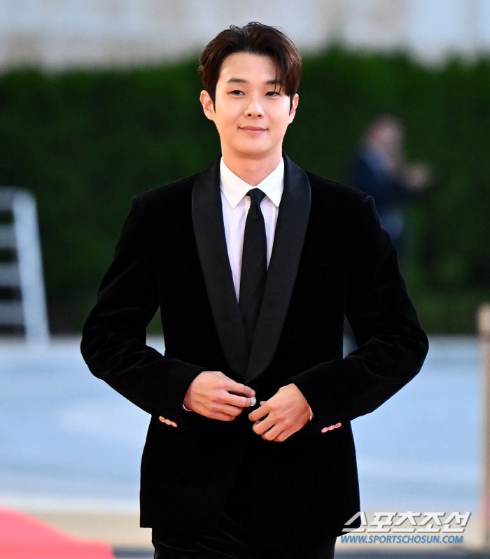 2024《青龍系列大獎》紅毯男神降臨！李正河、任時完可愛爆擊，柳俊烈也來了？！-11