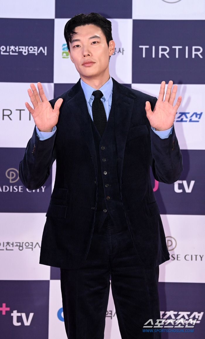 2024《青龍系列大獎》紅毯男神降臨！李正河、任時完可愛爆擊，柳俊烈也來了？！-16